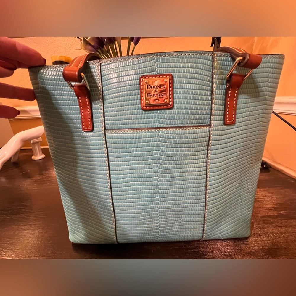 - Dooney & Bourke tote bag
